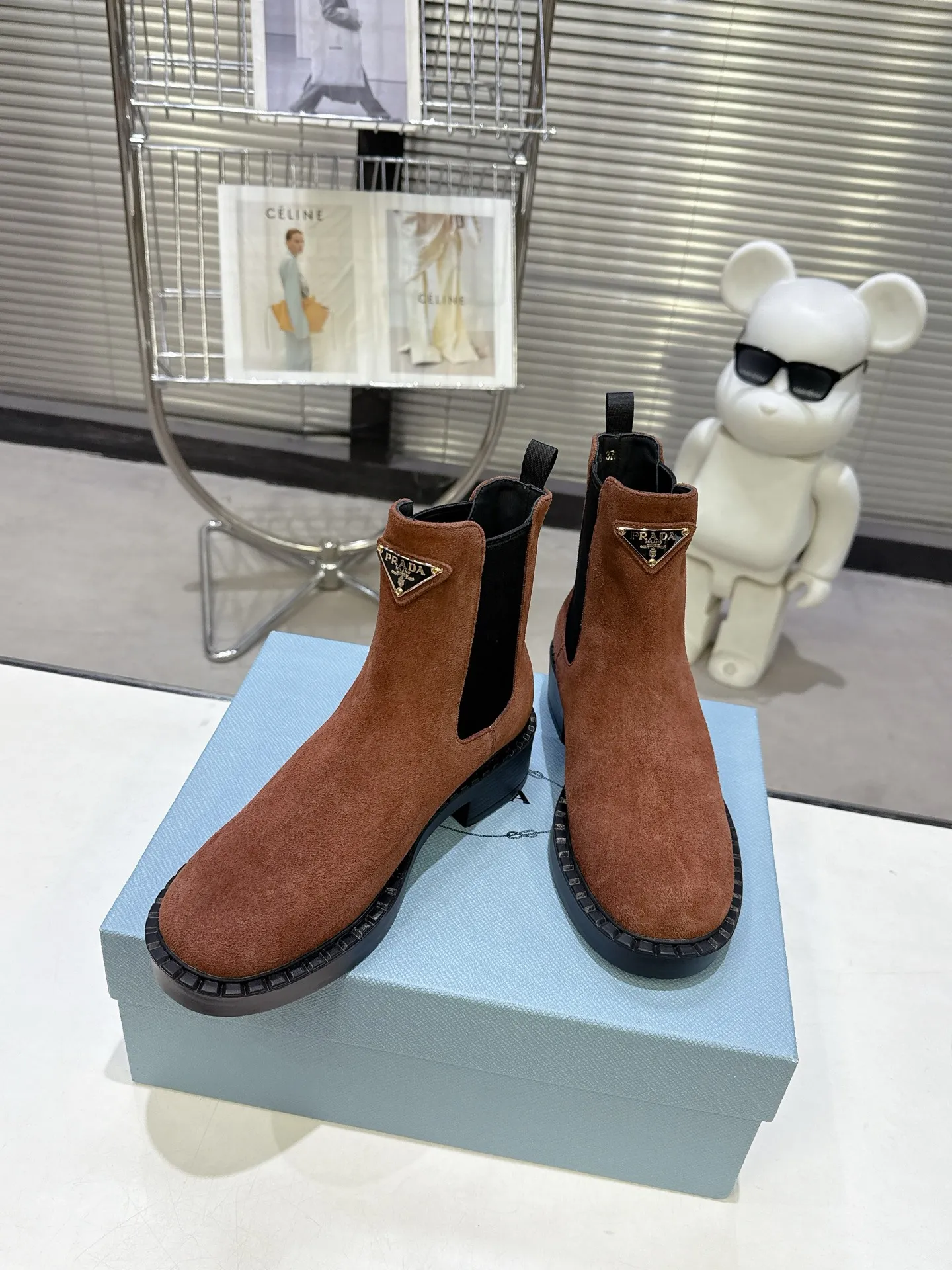 👟👟Ex-factory price 600👟👟 Prada thick-soled retro Martin boots. Elastic elastic, classic thick soles, with triangular buckle. Simple, elegant, fashionable and versatile. Fabric cowhide, open edge beaded cowhide. The lining is made of soft and delicate sheepskin, and the foot feels comfortable. The rubber mold is non-slip and lightweight. Original package sole. Standard size: 35-40. Order 41